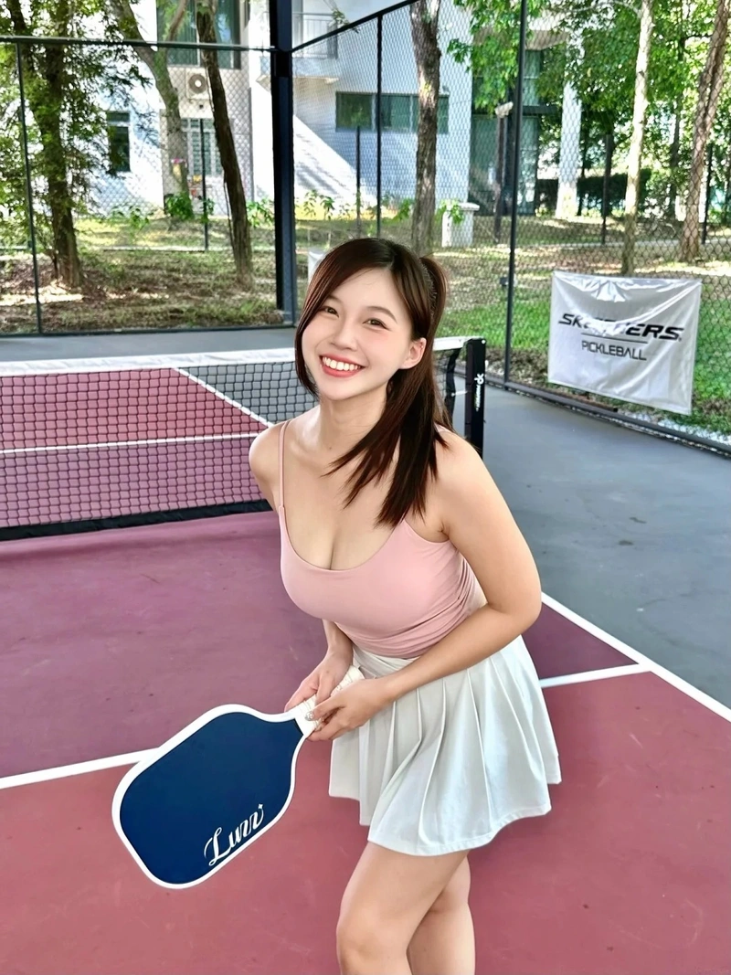 Ảnh gái xinh đánh pickleball visual sáng