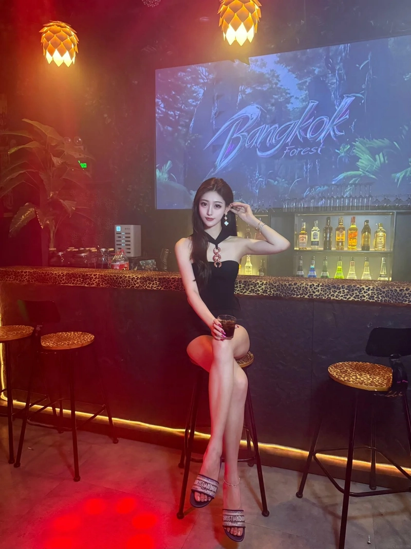 Ảnh gái xinh đi bar cá tính