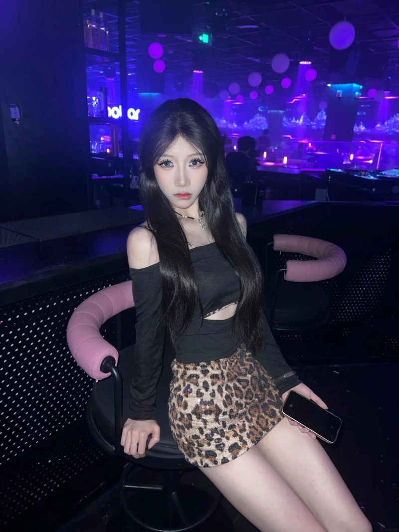 Ảnh gái xinh đi bar quyến rũ