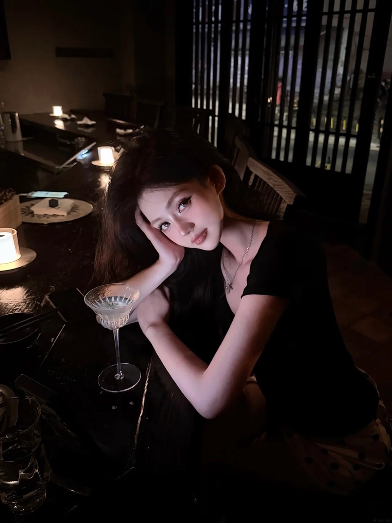 Ảnh gái xinh đi bar sexy nhẹ