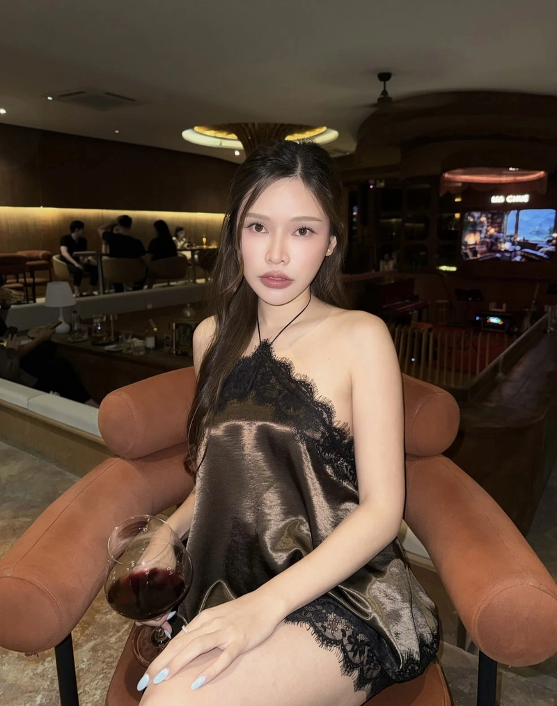 Ảnh gái xinh mặc áo yếm cực nét