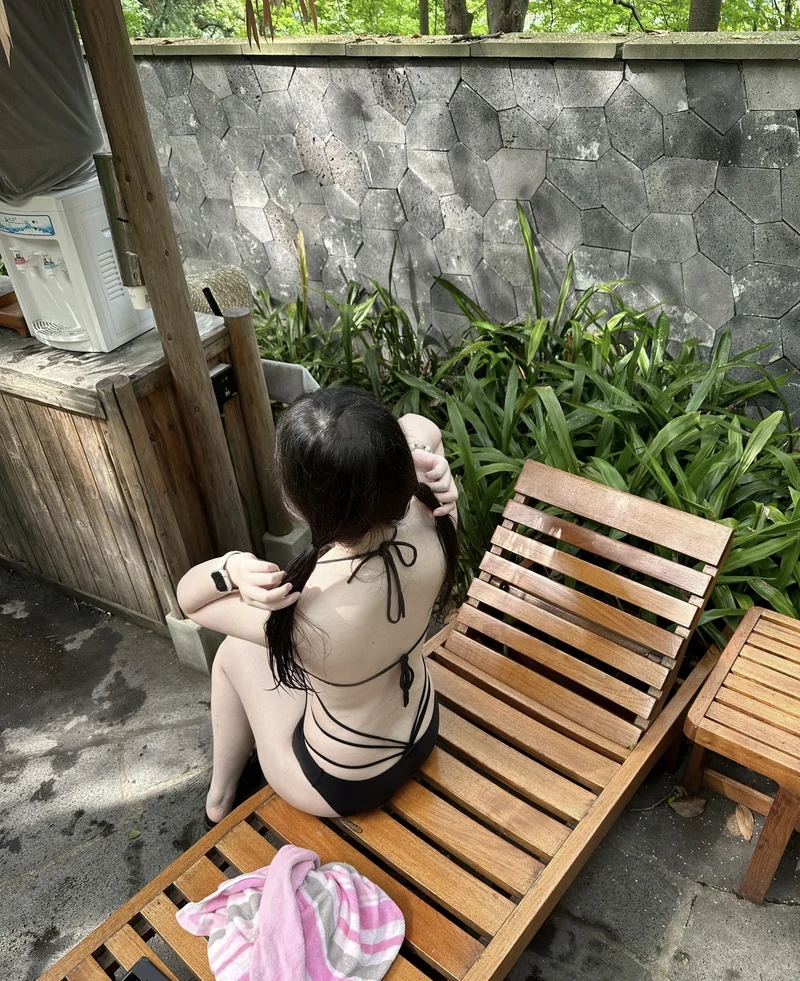 Ảnh gái xinh mặc bikini nhỏ khoe vóc dáng đẹp
