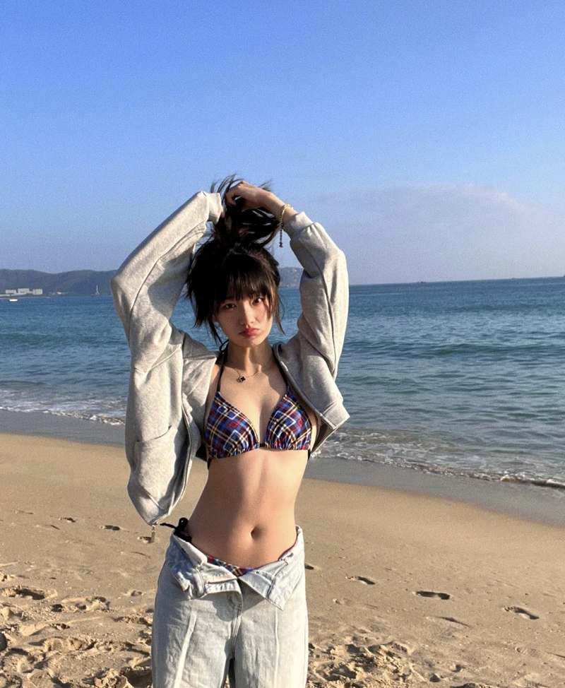 Ảnh gái xinh mặc bikini nhỏ vẻ ngoài nóng bỏng
