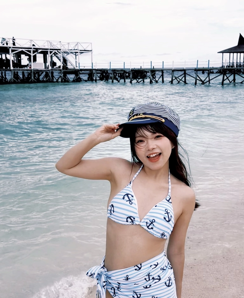 Ảnh gái xinh mặc bikini nhỏ vóc dáng nóng bỏng