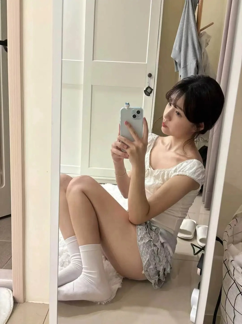 Ảnh gái xinh mặc váy ngắn dễ thương