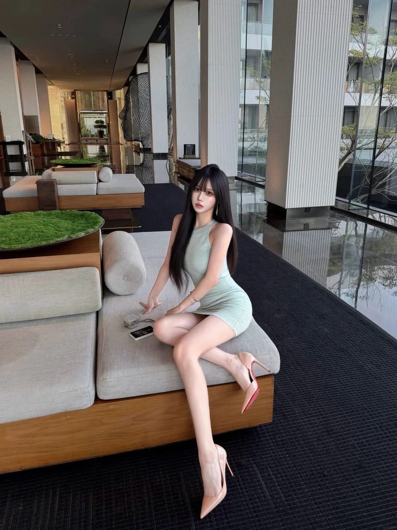 Ảnh gái xinh mặc váy ngắn quyến rũ