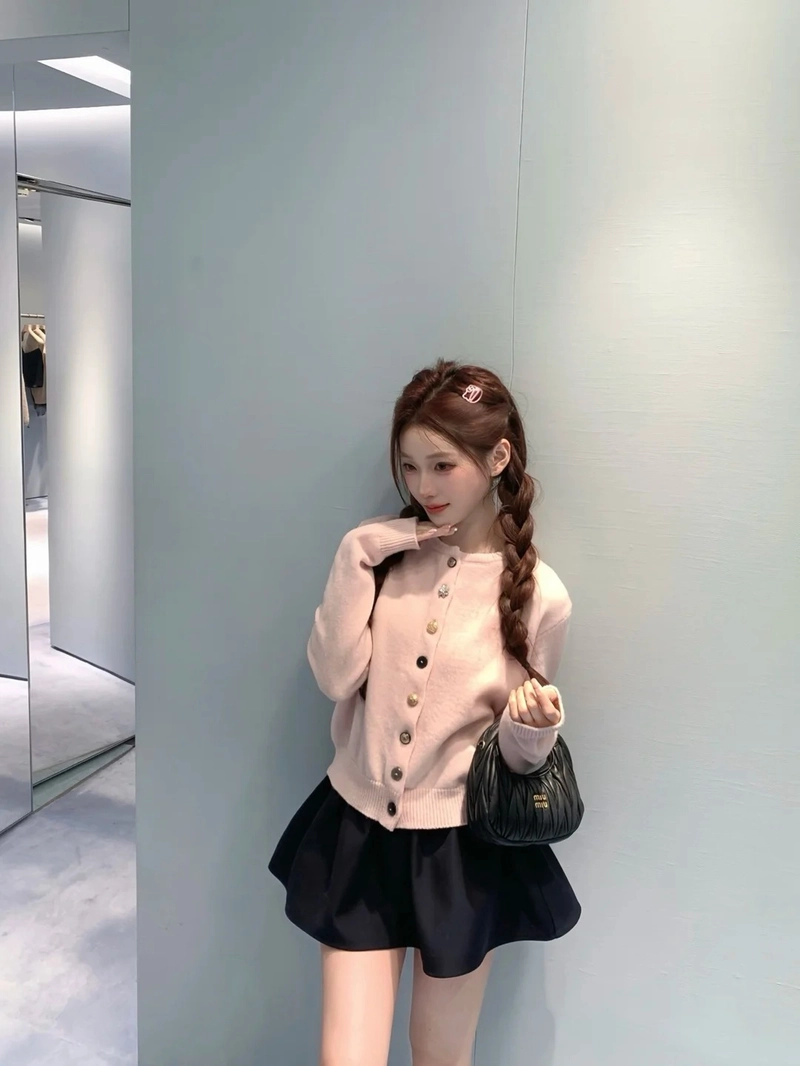 Ảnh gái xinh mặc váy ngắn trend TikTok