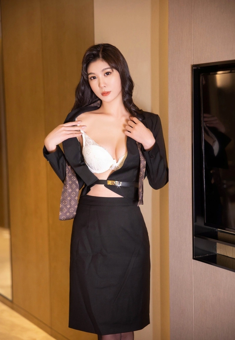 Ảnh gái xinh mông to đít căng nóng bỏng