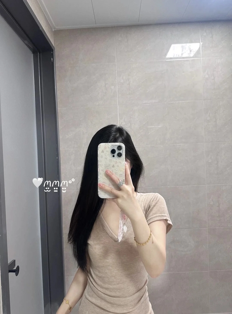 Ảnh girl xinh che mặt bằng điện thoại