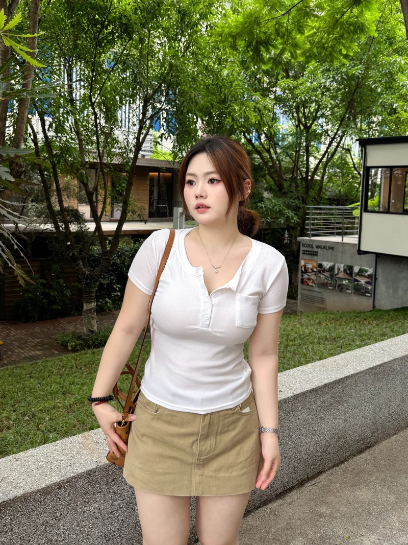Ảnh học sinh vú to khoe vòng 1 đầy đặn