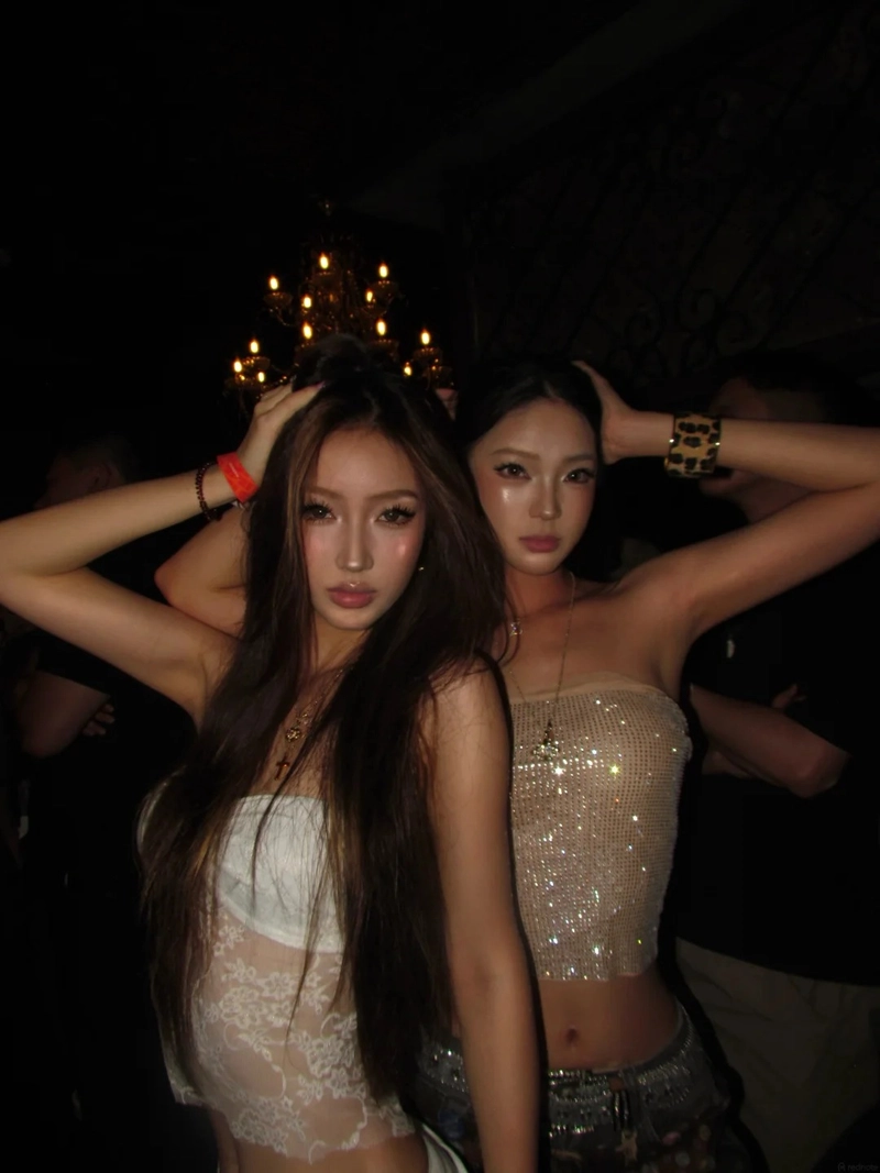 Ảnh hot girl đi bar dưới ánh đèn mờ