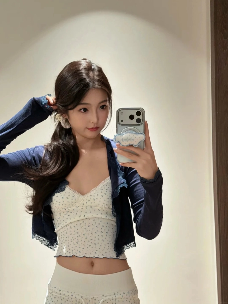 Ảnh selfie trước gương gái xinh dễ thương