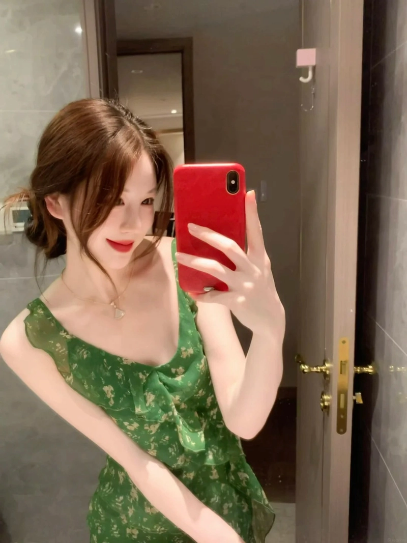 Ảnh selfie trước gương gái xinh quyến rũ