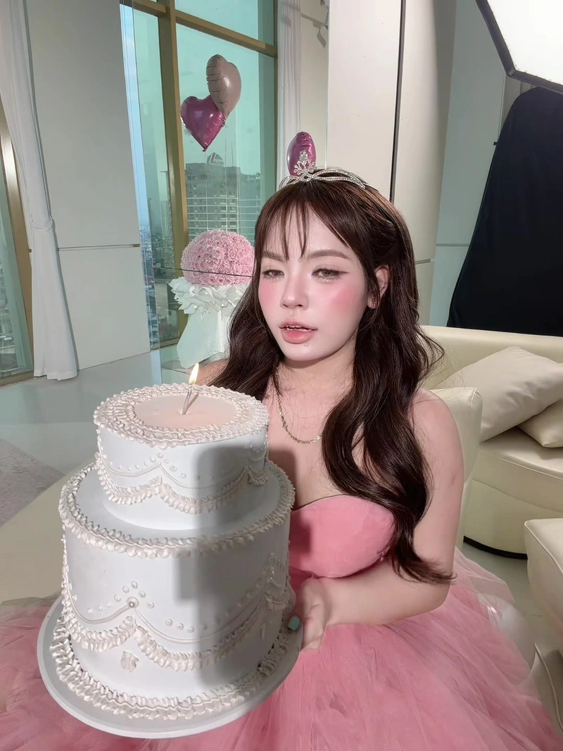 Bộ ảnh Linh Tây sexy mặc bikini trắng tinh