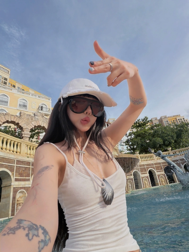 Ciin Bùi Thảo Ly show hàng với bikini gợi cảm