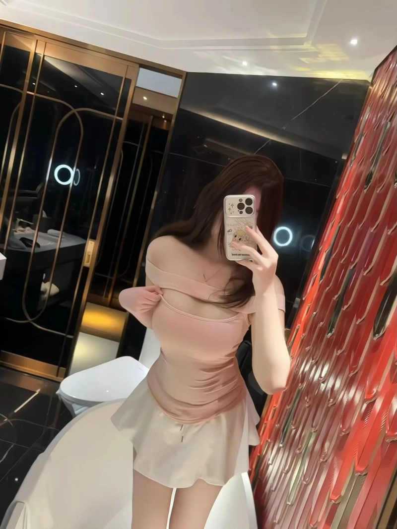 Cô gái che mặt bằng điện thoại thần thái