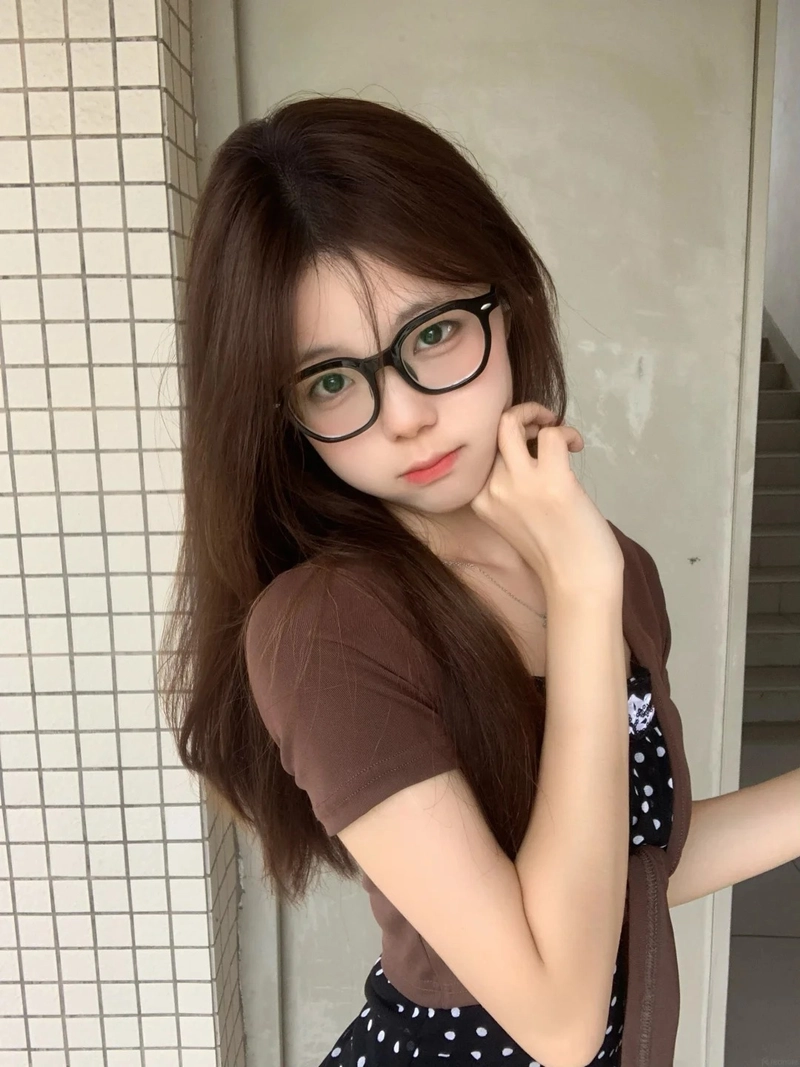 Cô gái đeo kính phong cách vintage