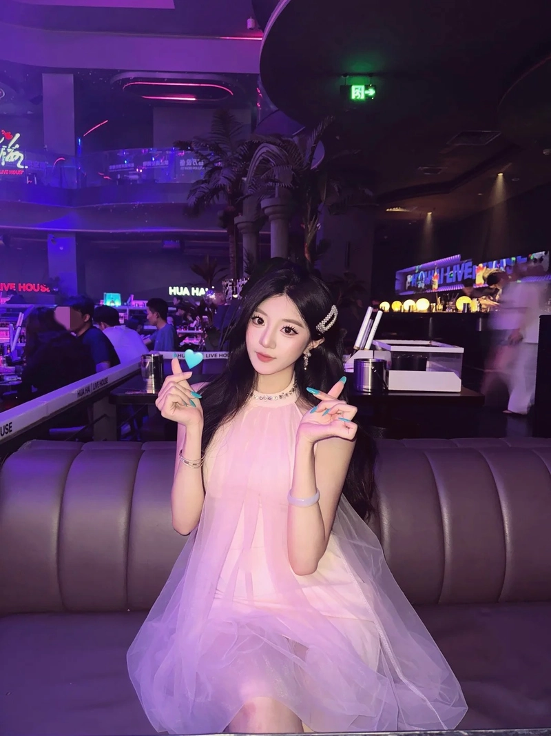 Cô gái đi bar mặc váy quyến rũ