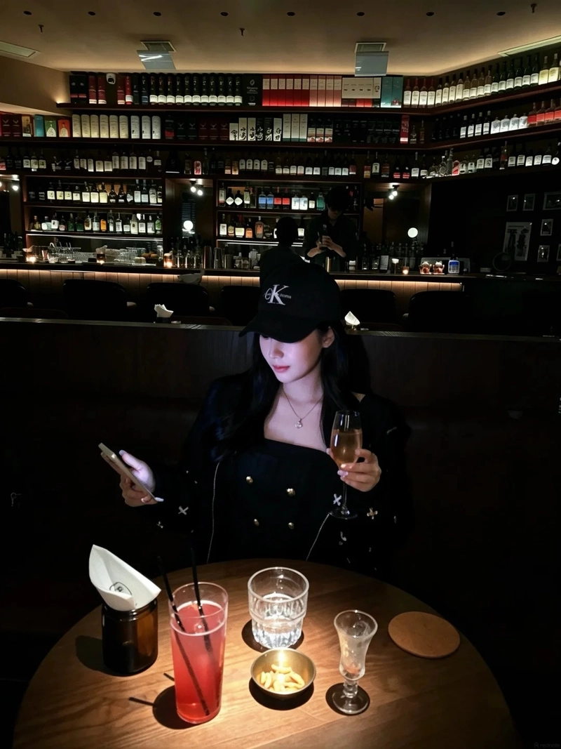Cô gái đi bar ngồi tạo dáng cực đẹp