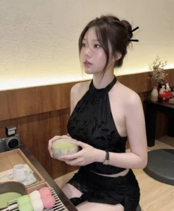 Cô gái diện áo yếm rạng rỡ