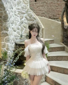 Cô gái gợi cảm khoe hàng trong váy lưới