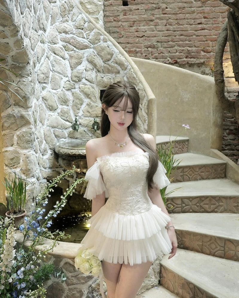 Cô gái gợi cảm khoe hàng trong váy lưới