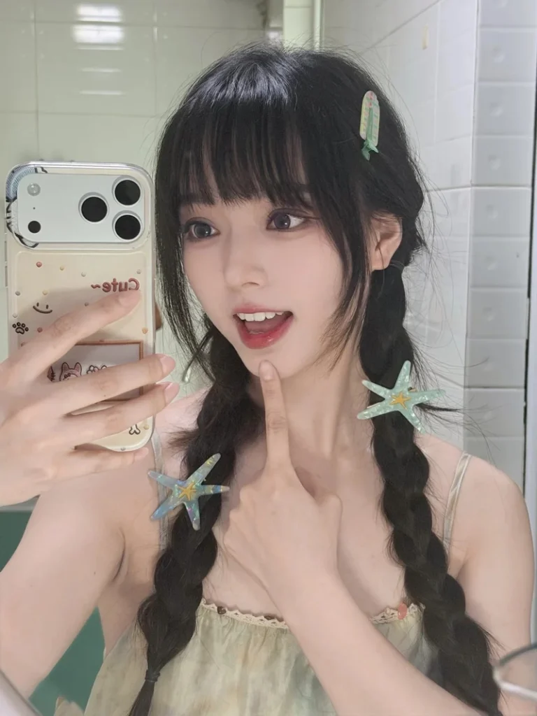 Cô gái tạo dáng ảnh gái chụp trước gương