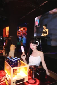 Cô gái tóc dài quyến rũ đêm bar