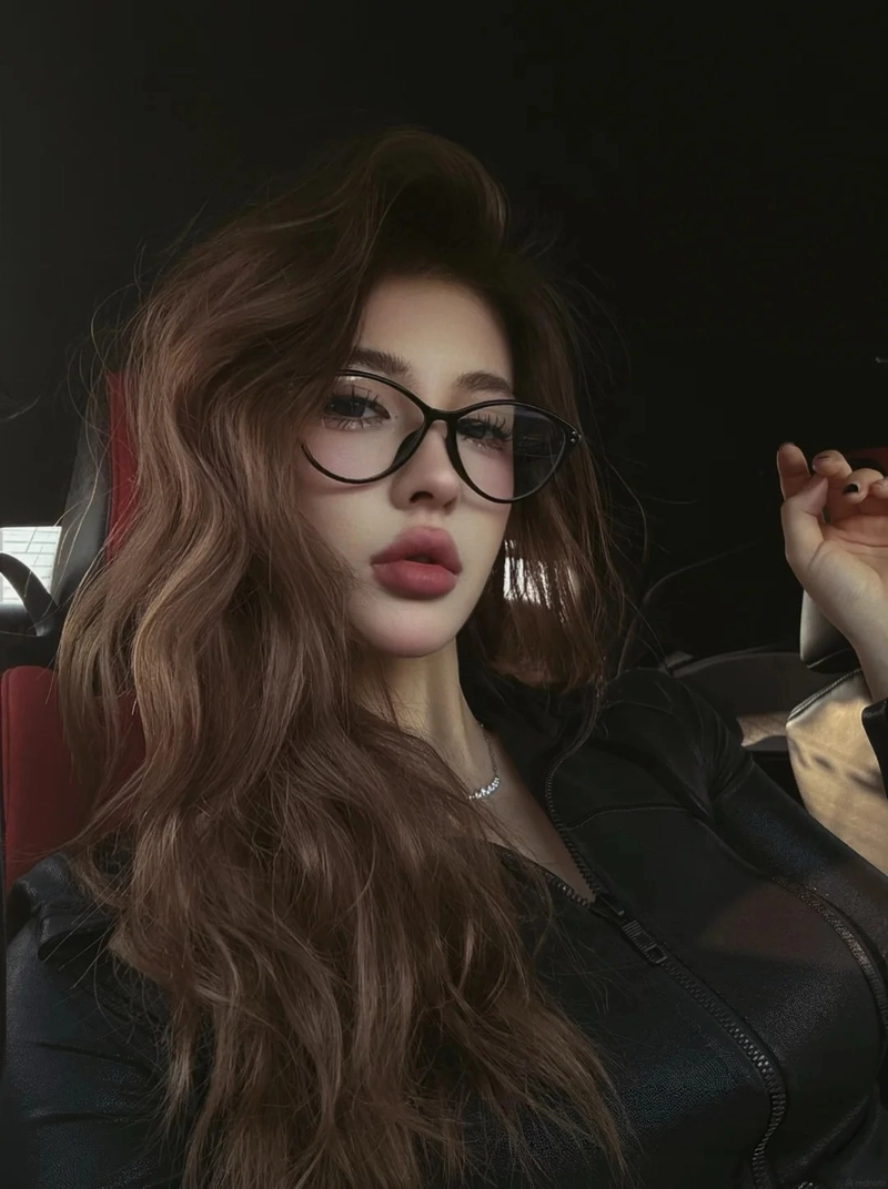 Cô gái tóc ngắn đeo kính ngầu