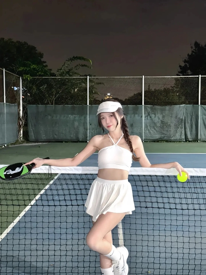 Cô gái xinh cầm vợt pickleball rạng ngời