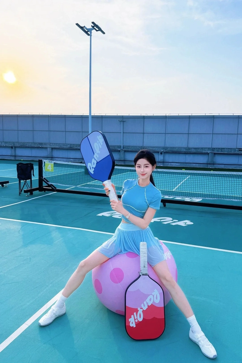 Cô gái xinh chơi pickleball tràn năng lượng
