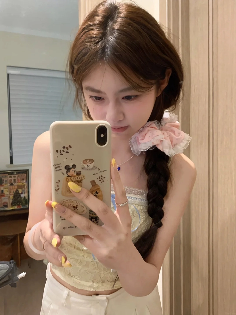 Cô gái xinh tạo dáng trước gương