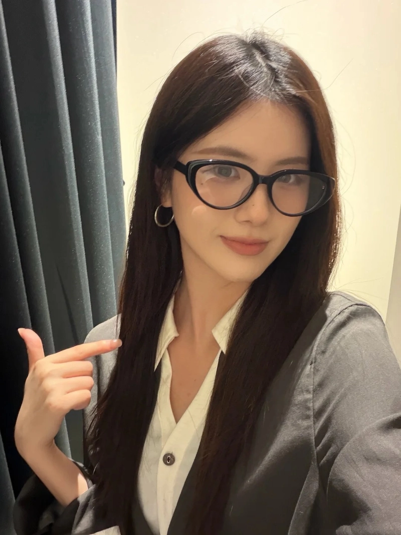 Cô nàng đeo kính tóc dài thướt tha