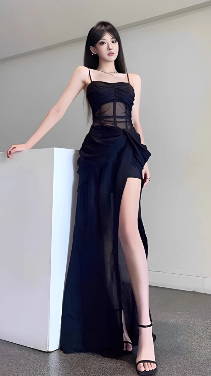 Cô nàng hút hồn mặc váy lưới lộ hàng