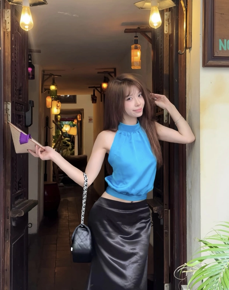 Cô nàng mặc áo yếm quyến rũ