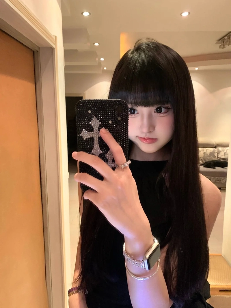 Cô nàng selfie trước gương vẻ ngoài nổi bật