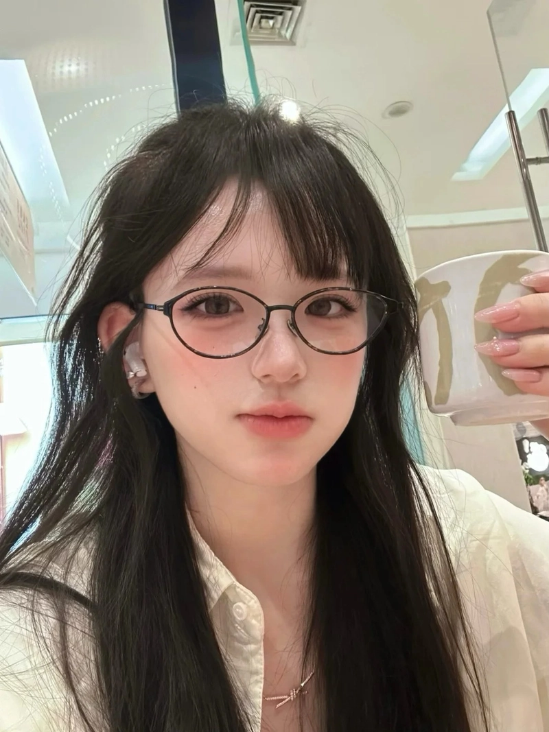 Cô nàng tóc dài gái xinh đeo kính