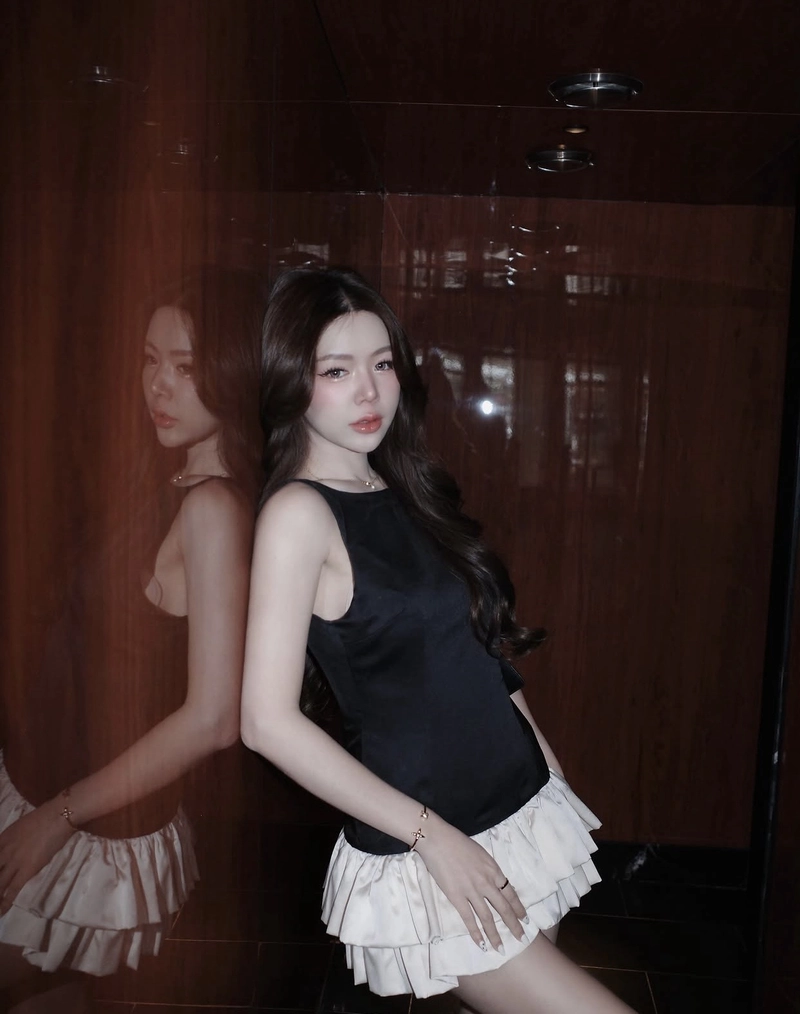 Cô nàng xinh áo yếm lung linh