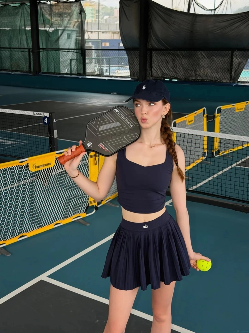 Cô nàng xinh đẹp chơi pickleball tươi trẻ