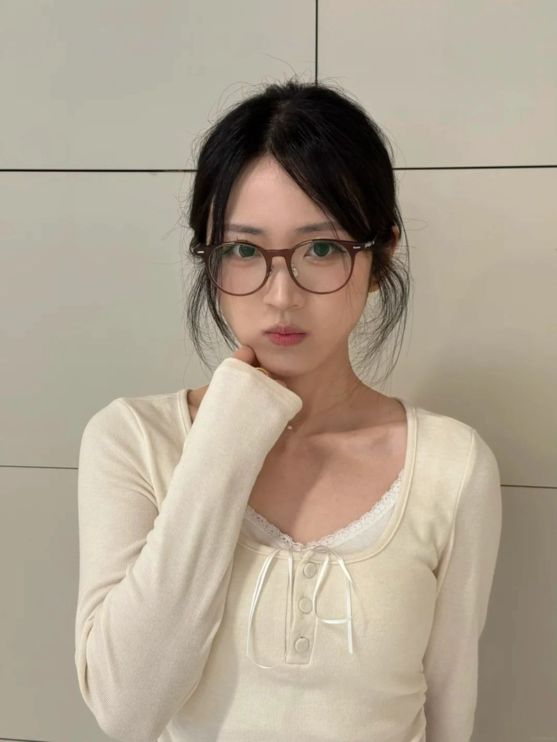Cô nàng xinh xắn mắt kính tròn