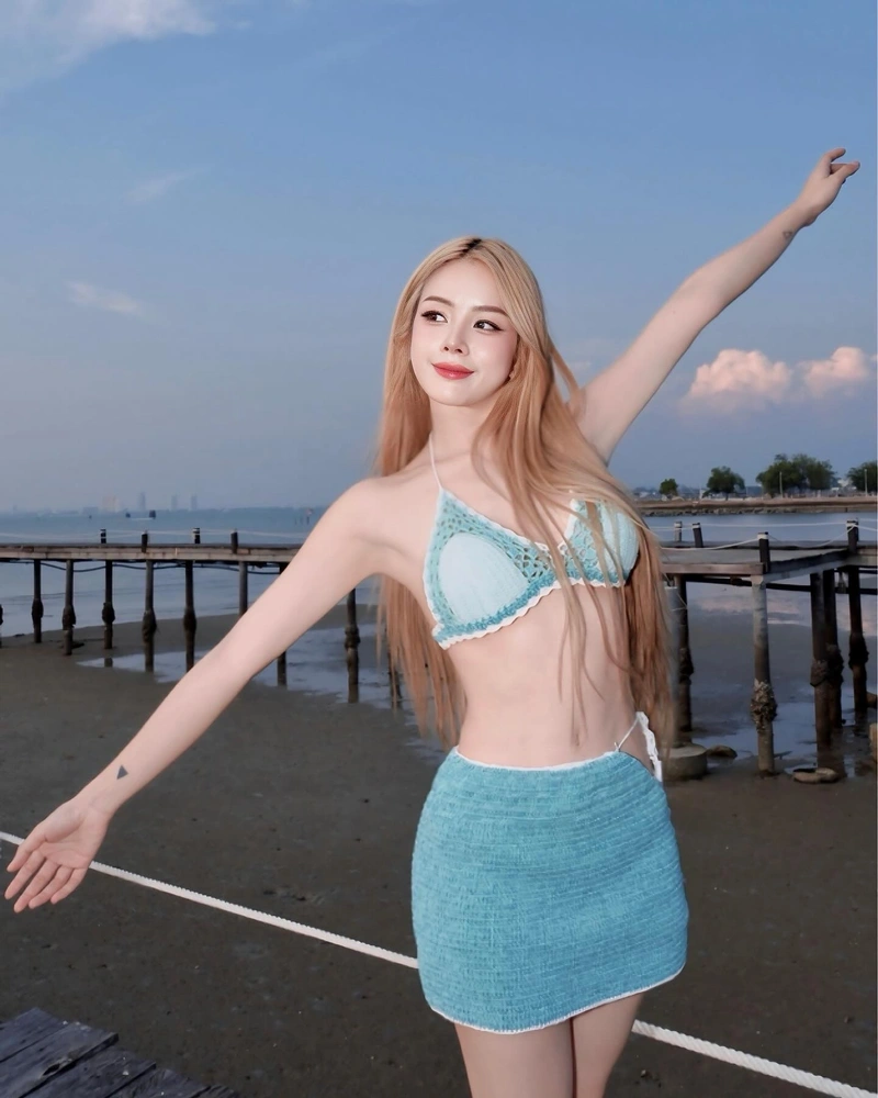 DJ Mie khỏa thân gần với đồ bơi nhỏ