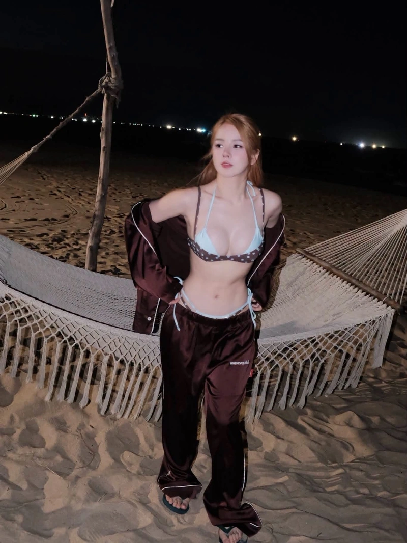 DJ Mie lột bikini khoe da thịt mịn
