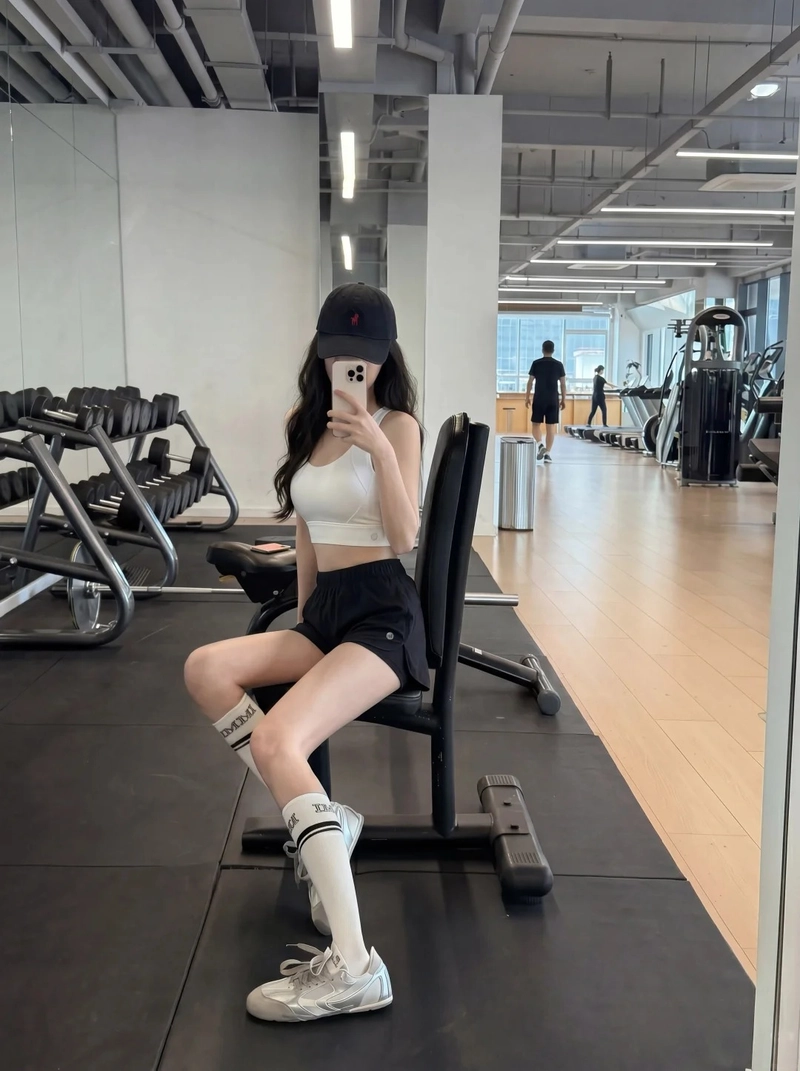 Đôi chân dài gái đẹp miên man quyến rũ