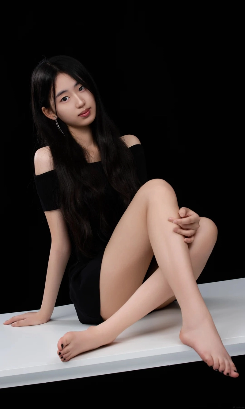 Đôi chân dài thon gái xinh