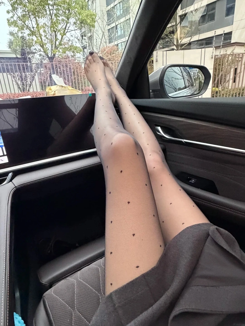 Đùi gái xinh thon gọn săn chắc