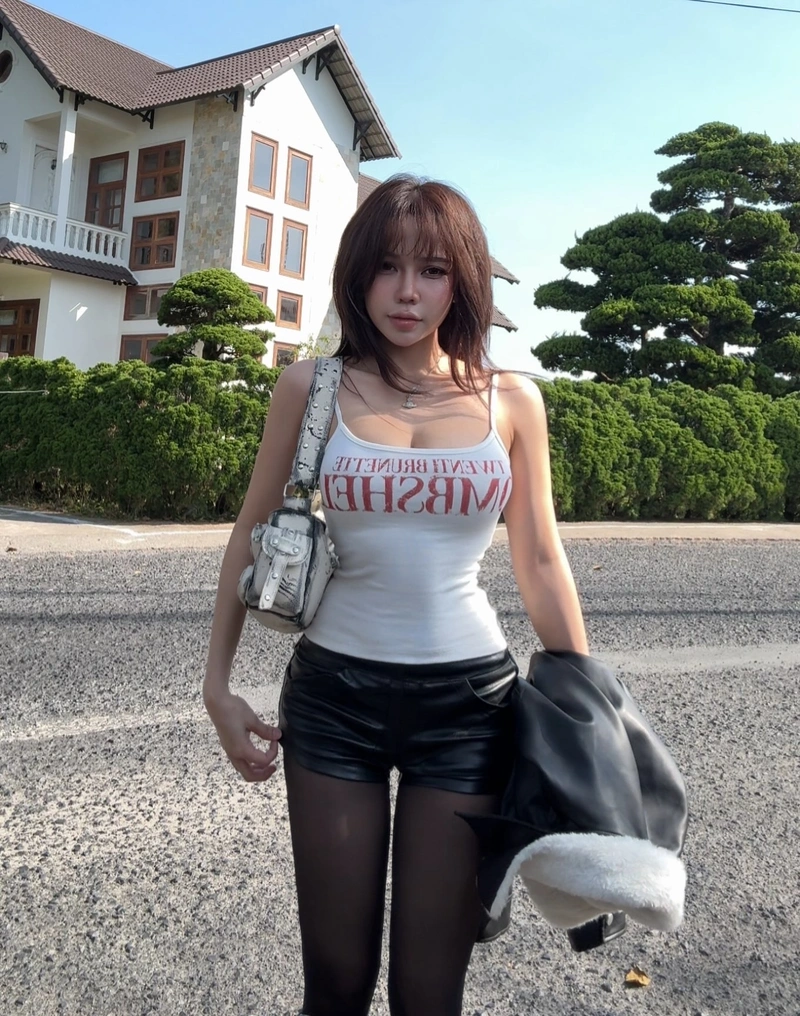 Dương Mỹ Diện diện bikini ôm sát khoe đường cong quyến rũ