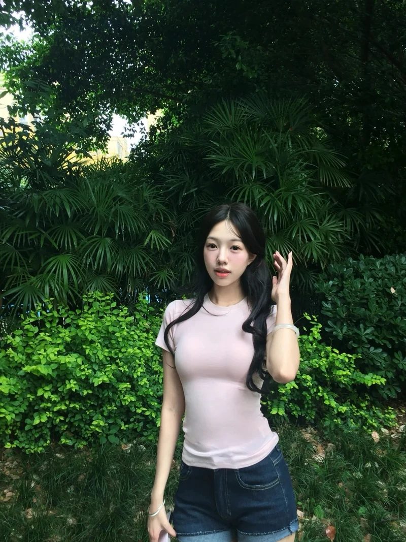 Đường cong mềm mại gái xinh mặc đồ bó