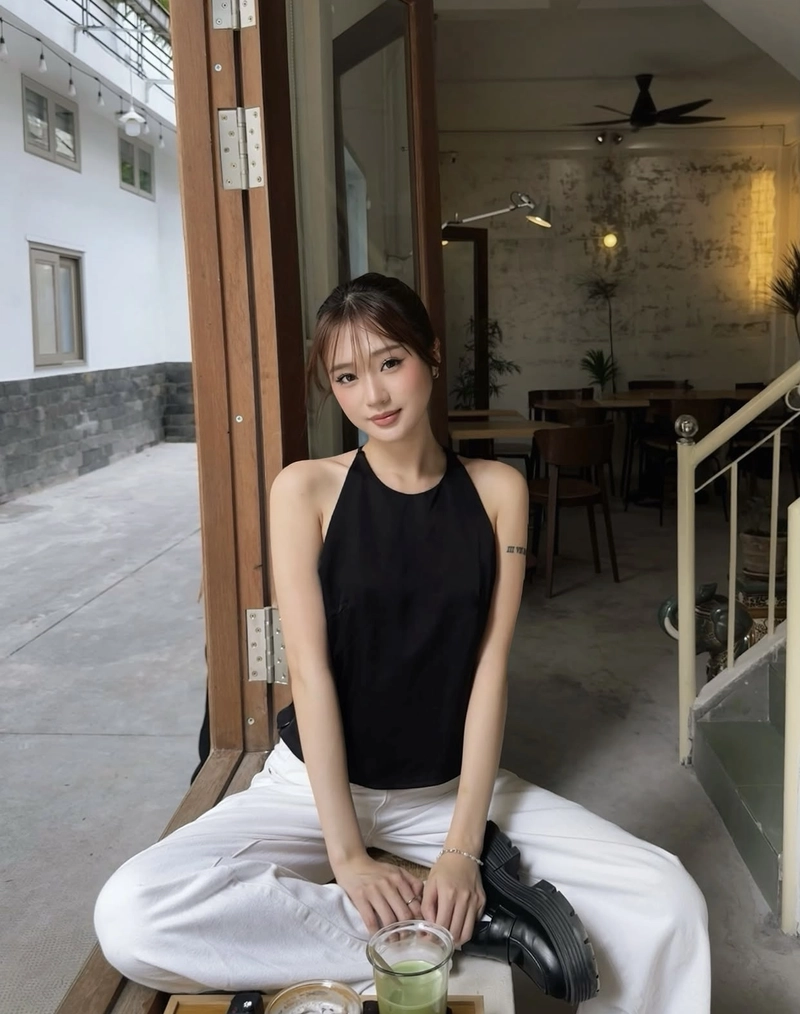 Em xinh áo yếm nét căng