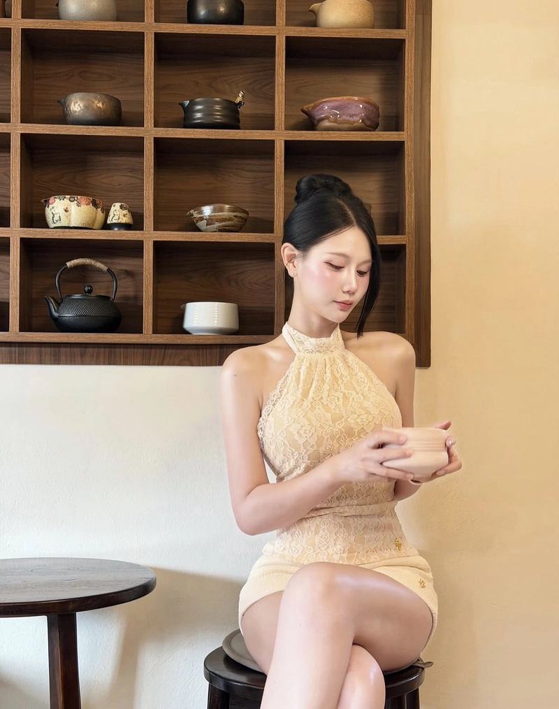 Gái Việt áo yếm dịu hiền