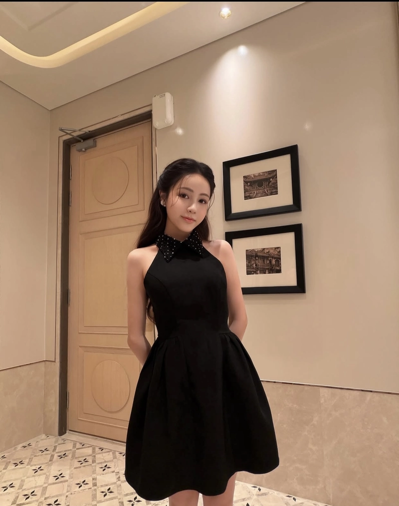 Gái Việt diện áo yếm đơn giản